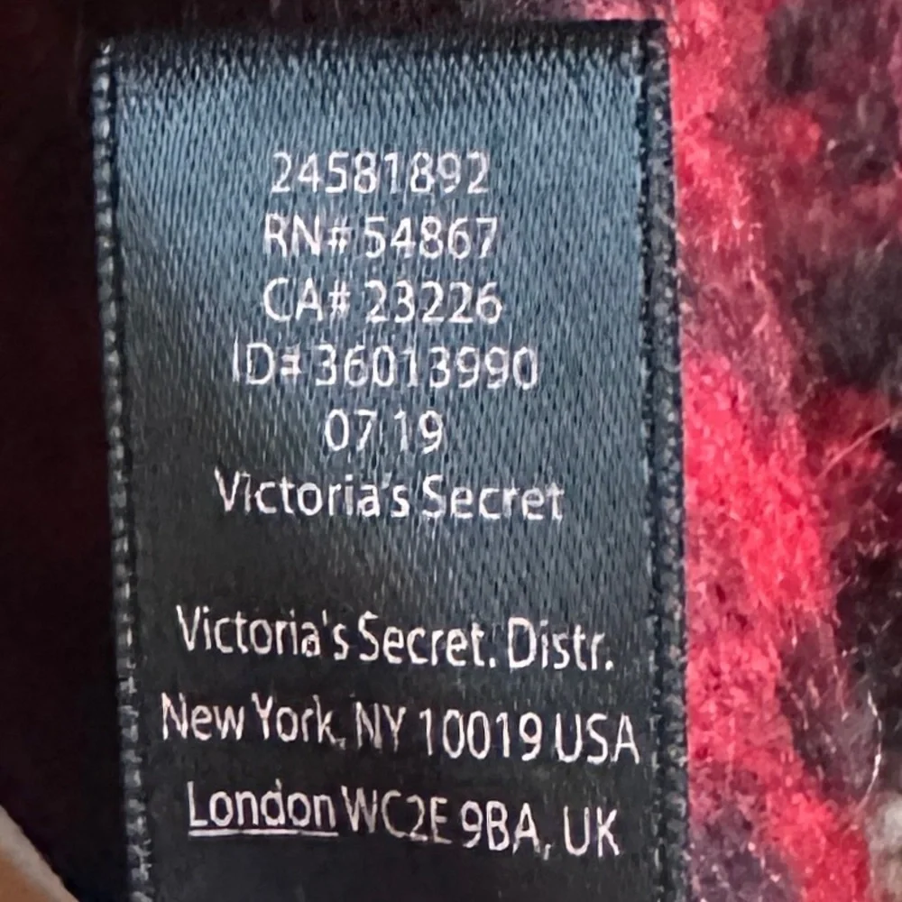 🌺 Victoria’s Secret Red Plaid Plush Scarf Long Muffler Fuzzy Fringed Ends